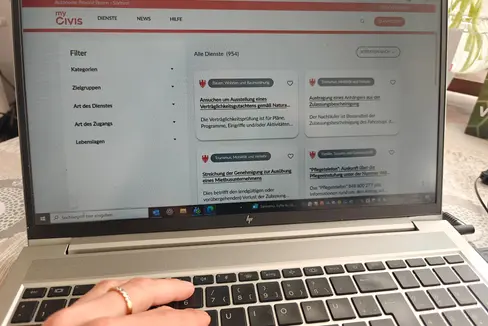 Über 300 digitale Dienste sind im neuen Bürgerportal myCIVIS online verfügbar, zu einigen hundert mehr erhalten Bürgerin und Bürger umfassende Informationen. Die ersten Nutzungsdaten, die der Südtiroler Informatik AG vorliegen, sind positiv. (Foto: LPA/Ursula Pirchstaller)