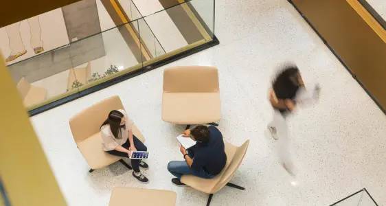 Vista dall'alto dell'interno di un palazzo provinciale Vista dall'alto dell'interno di un palazzo provinciale
