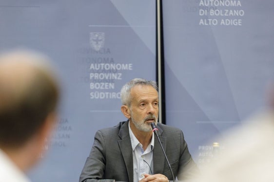 Der Klimaexperte Georg Kaser bei der heutigen Sondersitzung der Landesregierung (Foto: LPA/Tiberio Sorvillo)