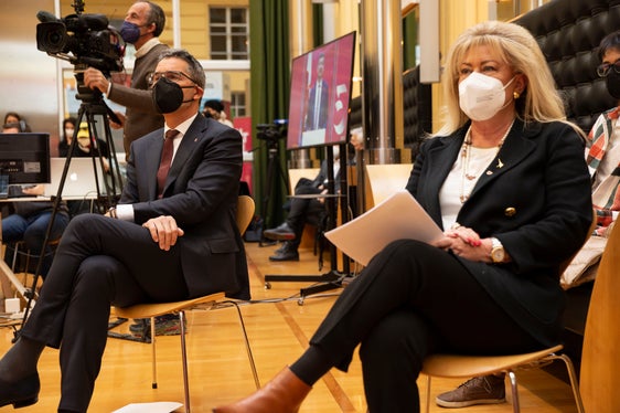 La presidënta dl Consëi provinzial Rita Mattei adöm al presidënt dla Provinzia Arno Kompatscher tratan la presentaziun dles mosöres por l'aniversar. (Foto: USP/Barbara Franzelin)