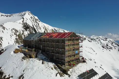 Das Becherhaus - im Bild während der inzwischen abgeschlossenen Neugestaltung - ist mit seiner Lage auf 3195 Metern die höchstgelegene Schutzhütte Südtirols. (Foto: LPA)