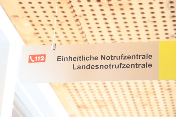 Die rund um die Uhr besetzte Einheitliche Notrufzentrale ist neben der Landesnotrufzentrale (Rettungsdienst) und der Einsatzzentrale der Berufsfeuerwehr an der Drususallee 116 in Bozen angesiedelt. (Foto: LPA/Maja Clara)