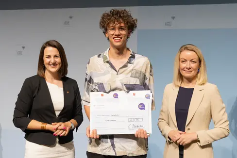 Die Diplomverleihung an Nathan Laimer durch die Tiroler Jugendlandesrätin Astrid Mair (l.) und Bernadett Humer (Sektionschefin Bundeskanzleramt) (Foto: Land Tirol/Forcher)