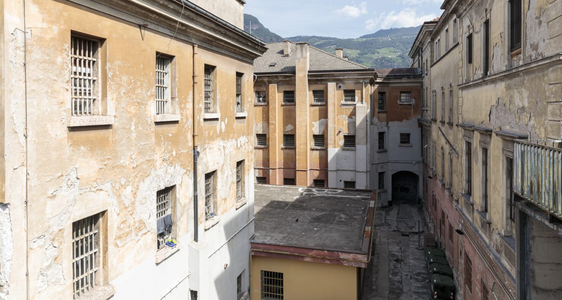 Bei Gesprächen mit Unterstaatssekretär Ostellari stand vor allem die Frage um den Standort und den Bau des neuen Gefängnisses in Bozen auf der Tagesordnung, nachdem die derzeitige Struktur (im Bild) in der Drususstraße schon des Längerem zu klein, baufällig und nicht mehr den aktuellen Standards entspricht. (Foto: LPA/Tiberio Sorvillo)