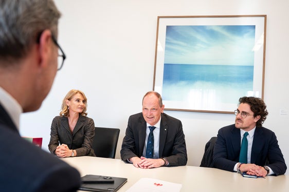 Von links nach rechts: Natalie Schweitzer, Honorarkonsulin der Bundesrepublik Deutschland für Trentino-Südtirol, Thomas Bagger, deutscher Botschafter in Rom und Alexander Grossklags, Referent für Politik und Presse. (Foto: LPA/Fabio Brucculeri)