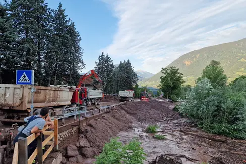 Nach einem Murabgang im Weißplatterbach am Sonntag, 28. Juni, führt das Amt für Wildbach- und Lawinenverbauung Süd in der Agentur für Bevölkerungsschutz Aufräumarbeiten durch. (Foto: LPA/Amt für Wildbach- und Lawinenverbauung Süd in der Agentur für Bevölkerungsschutz)