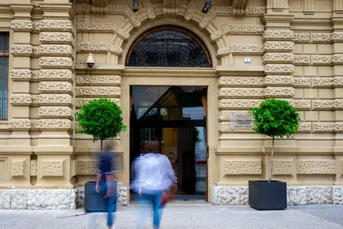 In zahlreichen Ämtern und Dienststellen der Landesvewaltung (im Bild der Eingang von Landhaus 1) wurden die Führungspositionen neu ausgeschrieben: 220 Direktorinnen und Direktoren wurden bestätigt, in 11 Ämtern gibt es einen personellen Wechsel. (Foto: LPA/Fabio Brucculeri)