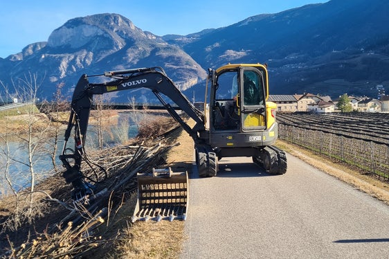 Das Landesamt für Wildbach- und Lawinenverbauung Süd führt wieder die gewohnten Pflegearbeiten an der bachbegleitenden Ufervegetation der Etsch und ihren Seitenbächen durch. Die Vegetation kann in manchen Fällen ein Hindernis für den Abfluss bei Hochwasser darstellen. (Foto: LPA/Landesamt für Wildbach- und Lawinenverbauung Süd)