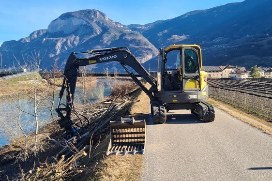 Das Landesamt für Wildbach- und Lawinenverbauung Süd führt wieder die gewohnten Pflegearbeiten an der bachbegleitenden Ufervegetation der Etsch und ihren Seitenbächen durch. Die Vegetation kann in manchen Fällen ein Hindernis für den Abfluss bei Hochwasser darstellen. (Foto: LPA/Landesamt für Wildbach- und Lawinenverbauung Süd)