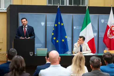 Lunedì 7 settembre anche le scuole in lingua italiana riapriranno le aule per l'avvio del nuovo anno formativo 2026/2027. Il vicepresidente Marco Galateo (nella foto a sinistra) e il sovrintendente scolastico Vincenzo Gullotta (a destra) illustreranno le principali novità nel corso dio una conferenza stampa in programma il 27 agosto a Bolzano. (Foto: USP/Fabio Brucculeri)