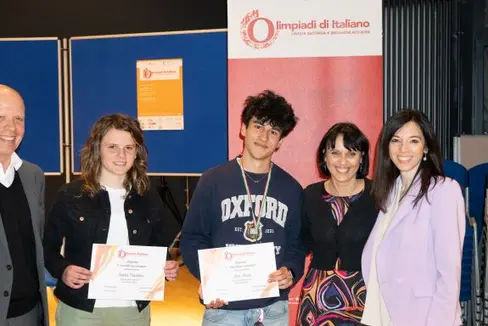 Cerimonia di premiazione della finale provinciale delle Olimpiadi di italiano: da sinistra Simon Raffeiner, direttore dell'Istituto tecnico Julius e Gilbert Durst, i due primi classificati delle Olimpiadi Sophia Crivellaro e Alex Beato e le insegnanti Cristina Corbetta e Paola Rizzi (Foto: ASP/Dominik Prader e Jonas Haitsma)