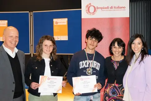 Cerimonia di premiazione della finale provinciale delle Olimpiadi di italiano: da sinistra Simon Raffeiner, direttore dell'Istituto tecnico Julius e Gilbert Durst, i due primi classificati delle Olimpiadi Sophia Crivellaro e Alex Beato e le insegnanti Cristina Corbetta e Paola Rizzi (Foto: ASP/Dominik Prader e Jonas Haitsma)