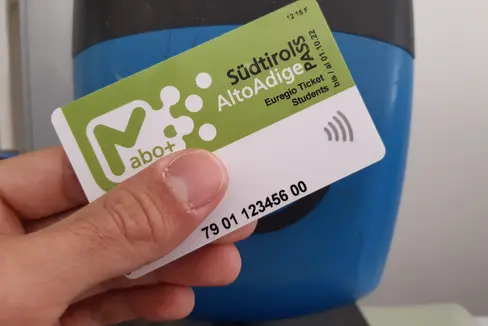 Gli studenti possono continuare ad utilizzare i trasporti pubblici in Alto Adige, Tirolo e Trentino in modo flessibile ed illimitato, pagando una tariffa annuale fissa (Foto: ASP)