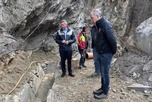 Forstwirtschaftslandesrat Luis Walcher (links) beim Lokalaugenschein am 24. März beim Schenner Waal mit dem Direktor des Forstinspektorats Meran Georg Pircher (rechts). (Foto: LPA/Ressort Landwirtschaft, Forstwirtschaft und Tourismus/Sabine Pitscheider)