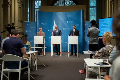 La Giunta provinciale, su proposta del vicepresidente e assessore allo Sviluppo economico Marco Galateo (nella foto il primo da destra, insieme al presidente Arno Kompatscher e all'assessore Christian Bianchi) ha portato da 12 a 24 mesi il periodo massimo di utilizzo continuativo degli alloggi nelle zone produttive. (Foto: USP/Fabio Brucculeri)