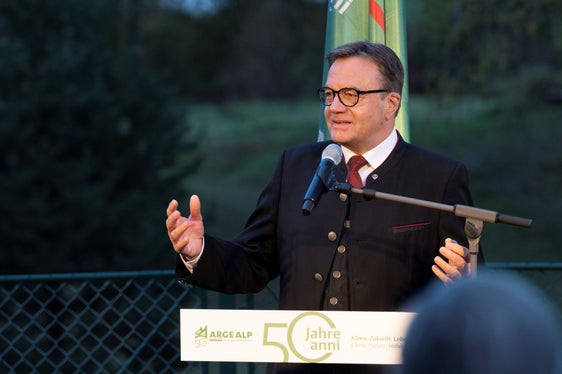 Der amtierende Arge-Alp-Präsident Günther Platter bei seiner Ansprache vor der Friedensglocke des Alpenraumes (Foto: Land Tirol/Die Fotografen)