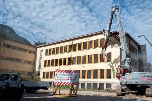 Lo storico momento della prima pinzata al complesso scolastico Pascoli-Longon di via Longon, a Bolzano. (Foto: USP/Fabio Brucculeri)