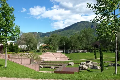 Una parte della storia di Bolzano. Ragazze e ragazzi della scuola bolzanina Alfieri hanno avviato un percorso di ricerca e produzione audiovisiva sul patrimonio culturale del quartiere delle Semirurali a Bolzano. (Foto: Comune di Bolzano)