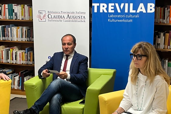 L'assessore Giuliano Vettorato e la direttrice della Biblioteca provinciale Claudia Augusta, Valeria Trevisan (Foto: ASP/Gabriel Marciano)