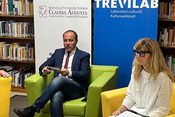 L'assessore Giuliano Vettorato e la direttrice della Biblioteca provinciale Claudia Augusta, Valeria Trevisan (Foto: ASP/Gabriel Marciano)