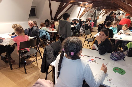 Begeistert haben die Kinder Schmuck für den Euregio-Christbaum gebastelt. (Foto: Euregio/Armin Gluderer)