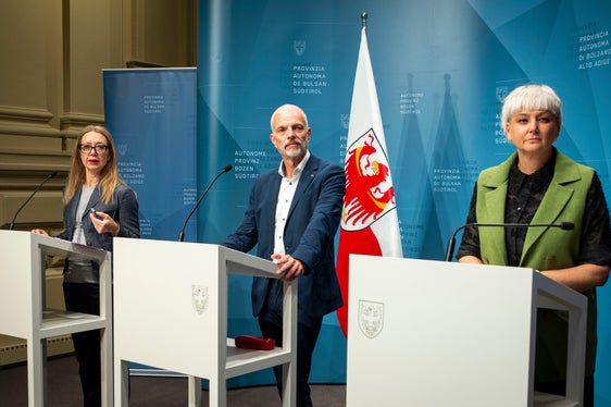 Bedeutung der Genossenschaften dargelegt (von links): die Direktorin des Landesamtes für Genossenschaftswesen Manuela Paulmichl, der Vizedirektor des Raiffeisenverbandes Südtirol Christian Tanner, die Direktorin des Ressorts Sozialer Zusammenhalt, Familie, Senioren, Genossenschaften und Ehrenamt Michela Morandini (Foto: LPA/Fabio Brucculeri)