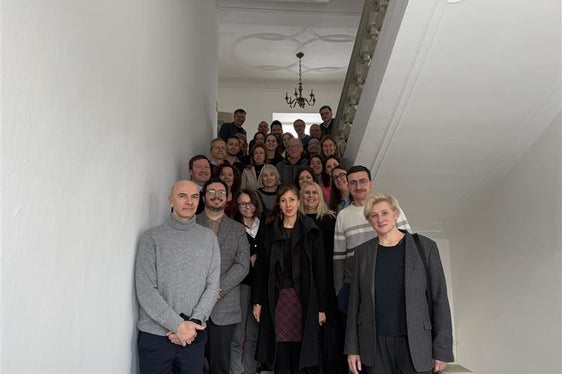 Ein Gruppenfoto des Lenkungsausschusses im Kloster Neustift. (Foto: LPA/Landesabteilung Europa)