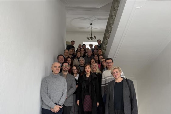 Ein Gruppenfoto des Lenkungsausschusses im Kloster Neustift. (Foto: LPA/Landesabteilung Europa)