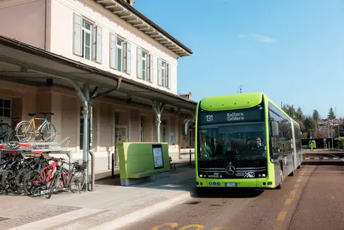 Der Ausbau des nachhaltigen öffentlichen Nahverkehrs in Südtirol schreitet voran. Auf der stark frequentierten Linie 131 zwischen Bozen, Eppan und Kaltern wird inzwischen fast die Hälfte der Fahrten mit emissionsfreien Bussen durchgeführt. (Foto: LPA/STA/Ivan Brentegani)