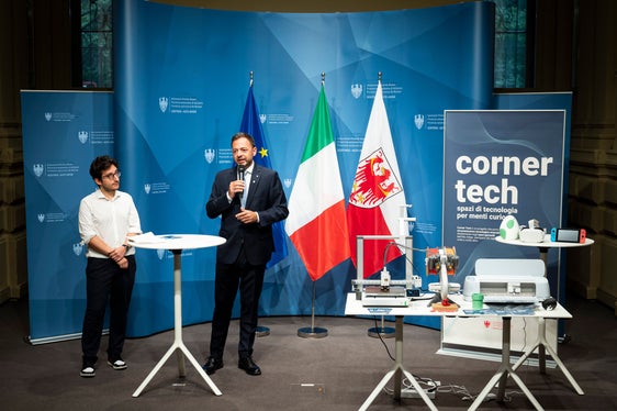 Haben heute den ergänzten Katalog des Jugendprojektes Corner Tech vorgestellt: Landesrat Marco Galateo (rechts) und der Mitarbeiter im Amt für Jugendarbeit Fabio Raffaelli. (Foto: LPA/Fabio Brucculeri)