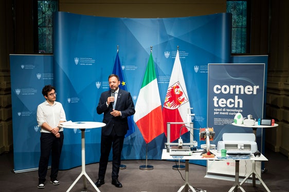 Haben heute den ergänzten Katalog des Jugendprojektes Corner Tech vorgestellt: Landesrat Marco Galateo (rechts) und der Mitarbeiter im Amt für Jugendarbeit Fabio Raffaelli. (Foto: LPA/Fabio Brucculeri)