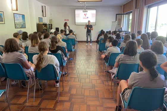 Con il supporto di accompagnatori bilingue, i partecipanti sono impegnati con attività ludiche e ricreative. (Foto: Ufficio stampa Provincia di Trento)