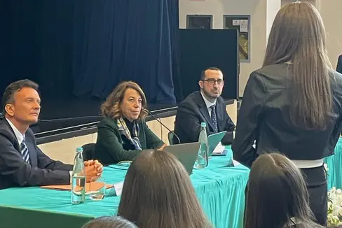 La Corte costituzionale entra in classe. Nella foto (da sinistra), il sovrintendente Vincenzo Gullotta, la giudice Maria Alessandra Sandulli e il dirigente scolastico Gabriele Petronelli durante l'incontro tenutosi al Torricelli. (Foto: USP)