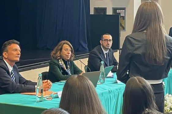 La Corte costituzionale entra in classe. Nella foto (da sinistra), il sovrintendente Vincenzo Gullotta, la giudice Maria Alessandra Sandulli e il dirigente scolastico Gabriele Petronelli durante l'incontro tenutosi al Torricelli. (Foto: USP)
