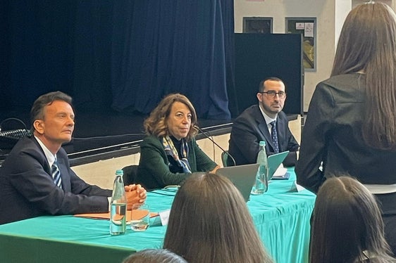 La Corte costituzionale entra in classe. Nella foto (da sinistra), il sovrintendente Vincenzo Gullotta, la giudice Maria Alessandra Sandulli e il dirigente scolastico Gabriele Petronelli durante l'incontro tenutosi al Torricelli. (Foto: USP)