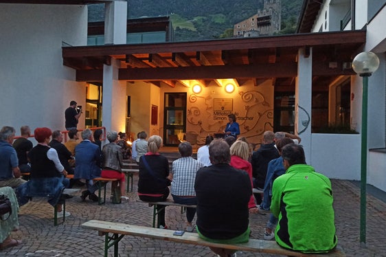 LRin Hochgruber Kuenzer bei der Ausstellungseröffnung: Umfassendes Informationsangebot für alle Altersstufen. (Foto: LPA/Günther Schöpf)