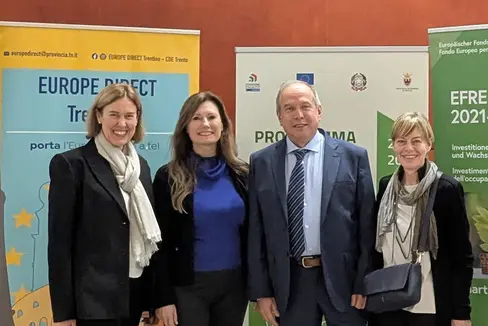 Im Bild von links nach rechts: Abteilungsdirektiorin Martha Gärber, Stefania Baroncelli von der Universität Bozen, Francesco Pancheri, der Leiter der Einheit Europa der Provinz Trient und Nicoletta Clauser (Autonome Provinz Trient). (Foto: Europe Direct Südtirol)
