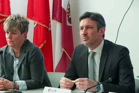 Il nuovo progetto dell'Euregio Il mondo giovanile tra transizioni, sfide e opportunità” è stato presentato oggi a Trento dalla segretaria generale dell'Euregio Defrancesco e dall'assessore provinciale trentino Spinelli. (Foto: Euregio)