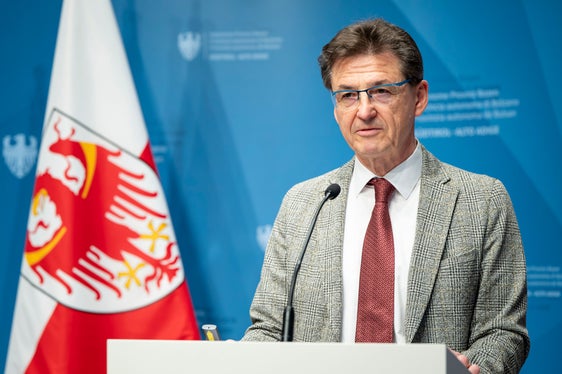 Über die Entwicklung der Leistungen und die Anpassungen informierte im Detail der Direktor der ASWE, Eugenio Bizzotto. (Foto: LPA/Fabio Brucculeri)