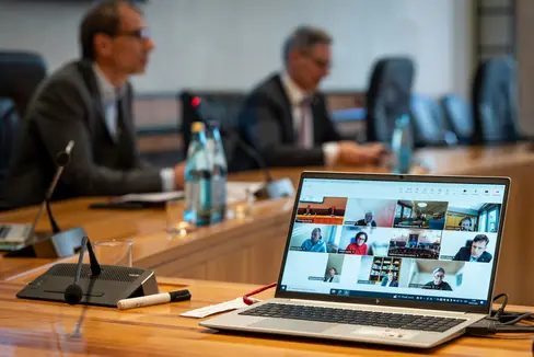 Die Landesleitstelle ist bei der Agentur für Bevölkerungsschutz angesiedelt; darin vertreten sind das Regierungskommissariat, der Sanitätsbetrieb, der Landesfeuerwehrverband, die Berufsfeuerwehr, der Landesstraßendienst, der Landesforstdienst und das Amt für Zivilschutz. (Foto: LPA/Fabio Brucculeri)