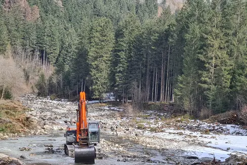 Die Wildbachverbauung arbeitet an der Strukturverbesserung am Reinbach in der Örtlichkeit Winkl in Mühlen in der Gemeinde Sand in Taufers. (Foto: LPA/Landesamt für Wildbach- und Lawinenverbauung Ost in der Agentur für Bevölkerungsschutz)