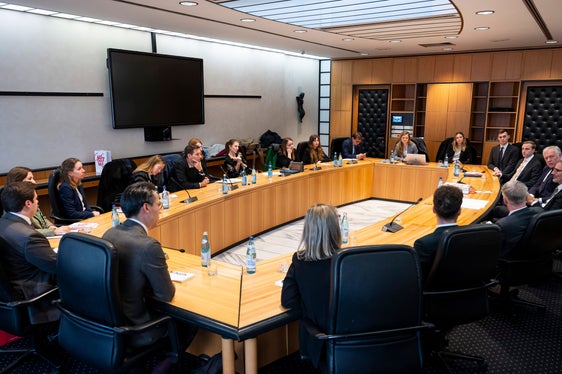 I giovani diplomatici hanno avuto l'opportunità di porre domande al presidente Arno Kompatscher e all'ambasciatore Martin Eichtinger nella sala Giunta di Palazzo Widmann. (Foto: USP/Fabio Brucculeri)
