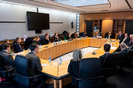 Im Sitzungssaal der Südtiroler Landesregierung konnten die Nachwuchsdiplomaten und -diplomatinnen Landeshauptmann Arno Kompatscher und Botschafter Martin Eichtinger Fragen stellen. (Foto: LPA/Fabio Brucculeri)