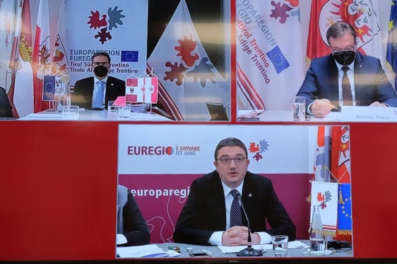 Oggi pomeriggio a Trento è stata presentata la nuova presidenza trentina dell'Euregio in una seduta congiunta dei tre presidenti: dall'alto in senso orario Kompatscher, Platter, Fugatti. (Foto: Ufficio Stampa PAT/Matteo Rensi)