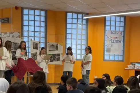 Ieri (23 aprile) l’Istituto comprensivo Bolzano IV Oltrisarco ha organizzato una serie di eventi dedicati alla lettura in occasione della Giornata mondiale del libro e del diritto d’autore. (Foto: ASP/Istituto comprensivo Bolzano IV)