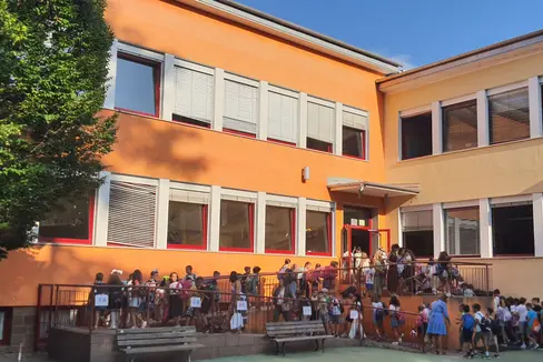 Il 6 settembre, 22.080 studentesse e studenti iscritti alle scuole in lingua italiana dell'Alto Adige hanno celebrato il ritorno dietro ai banchi di scuola. In concomitanza con questa giornata speciale, il vicepresidente e assessore all'Istruzione italiana Marco Galateo e il sovrintendente scolastico Vincenzo Gullotta hanno voluto salutare i circa 400 alunni e alunne della scuola primaria Manzoni di Bolzano. (Foto: USP/Thomas Laconi)