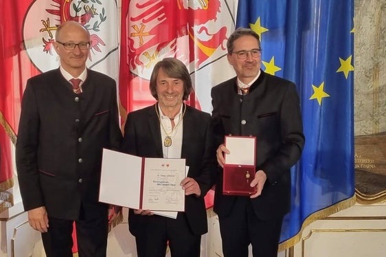 Il neonatologo e medico di base Hubert Messner premiato da Mattle e Kompatscher (Foto: ASP)