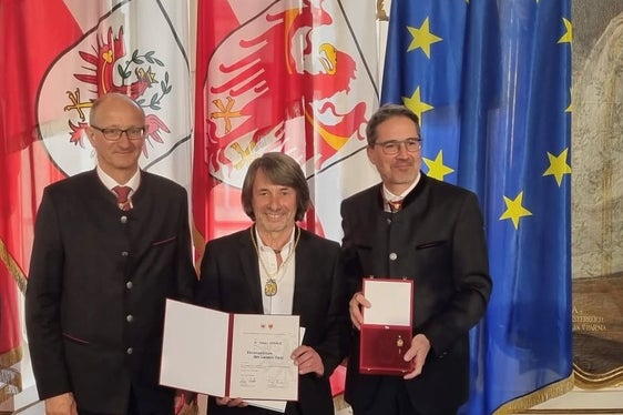 Il neonatologo e medico di base Hubert Messner premiato da Mattle e Kompatscher (Foto: ASP)