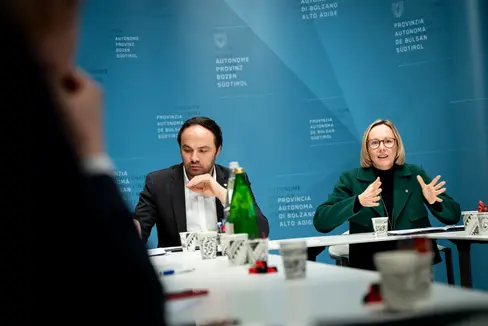 L'assessore Philipp Achammer e l'assessora Magdalena Amhof hanno presentato ai media le priorità per il 2025 in una conferenza stampa congiunta (Foto: USP/Fabio Brucculeri)