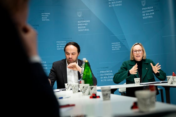Landesrat Philipp Achammer und Landesrätin Magdalena Amhof stellten im gemeinsamen Mediengespräch am 3. Februar ihre für 2025 geplanten Schwerpunkte vor. (Foto: LPA/Fabio Brucculeri)